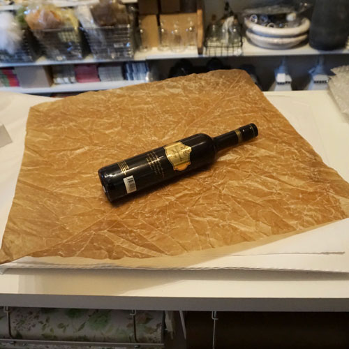 Presentinslagning flaska vaxat papper